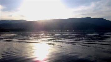 vue sur la montagne du lac le soir video