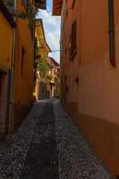 caminando por las calles de malcesine italia foto