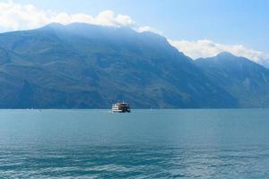 pasando ferry turístico en el lago de garda foto