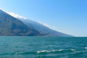 hermoso lago de garda bajo el sol de verano foto