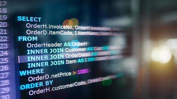 código de lenguaje de consulta estructurado sql en el monitor de la computadora con base de datos y fondo de la sala del servidor. ejemplo de código sql para consultar datos de una base de datos. foto