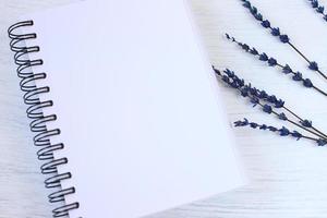 maqueta de cuaderno en blanco y flores de lavanda foto