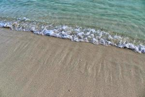 impresionantes olas del océano índico en las playas de la isla paradisíaca seychelles foto