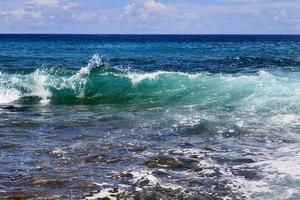 impresionantes olas del océano índico en las playas de la isla paradisíaca seychelles foto
