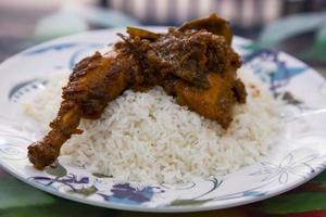 pollo asado con arroz a la plancha o pollo palau foto