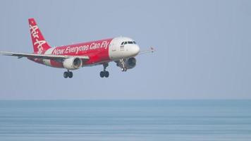 phuket, tailandia, 1 de diciembre de 2018 - thai airasia airbus 320 hs abk acercándose antes de aterrizar, aeropuerto internacional de phuket video