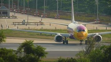 phuket, tailândia, 28 de novembro de 2016 - nok air boeing 737 hs dbs taxiando antes da partida do aeroporto de phuket. video