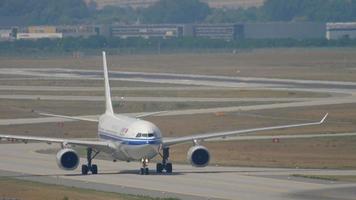 Frankfurt ben hoofd, Duitsland juli 19, 2017 - lucht China luchtbus a330 taxiën na landen Bij 07l. fraport, Frankfurt, Duitsland video