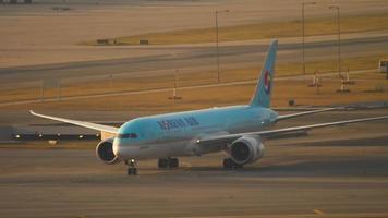 hong kong november 7, 2019 - koreanska luft boeing 787 dreamliner hl7208 taxning efter landning på solnedgång. chek knä kok internationell flygplats, hong kong video
