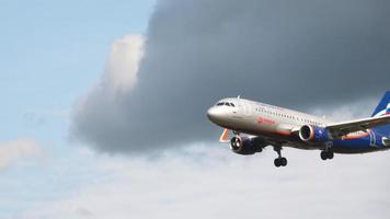 moscú, federación rusa 12 de septiembre de 2020 - aeroflot russian airlines a320 200 f. dostoyevsky vp bce en la aproximación final antes de aterrizar en la pista 24l en el aeropuerto internacional de sheremetyevo video