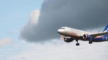 moscou, federação russa 12 de setembro de 2020 - aeroflot russian airlines a320 200 f. dostoyevsky vp bce na aproximação final antes de pousar na pista 24l no aeroporto internacional de sheremetyevo video