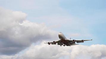 moscú, federación rusa 12 de septiembre de 2020 - rossiya airlines boeing 747 ei xli en aproximación final para aterrizar en el aeropuerto internacional de sheremetyevo. video