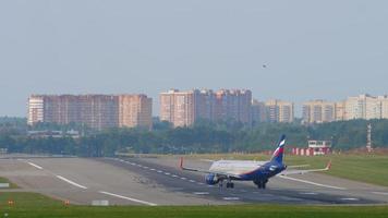 moscou, federação russa 12 de setembro de 2020 - aeroflot russian airlines airbus a320 alinhando a pista para decolar do aeroporto internacional de sheremetyevo. pássaro voando sobre a aeronave. video