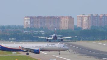 Moskva, ryska federation september 12, 2020 - aeroflot ryska flygbolag flygbuss 321 vp boc s.mikhalkov och aeroflot ryska flygbolag flygbuss a320 taxning till de bana till avvika från flygplats. video