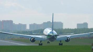 moscou, fédération de russie 12 septembre 2020 - pegas fly boeing 767 vp boy atterrissant sur la piste 24l à l'aéroport international de sheremetyevo video
