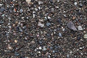 vista detallada de primer plano sobre guijarros y piedras en una textura de suelo de grava foto