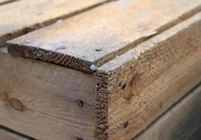 cajas de madera muy viejas con algunas grietas en una vista cercana foto