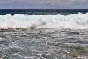 impresionantes olas del océano índico en las playas de la isla paradisíaca seychelles foto