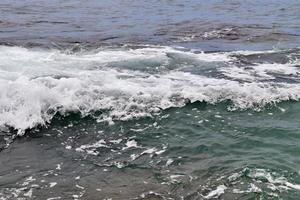 impresionantes olas del océano índico en las playas de la isla paradisíaca seychelles foto