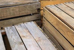 cajas de madera muy viejas con algunas grietas en una vista cercana foto