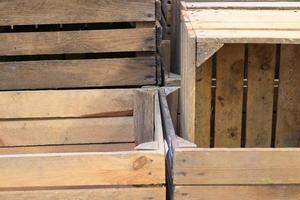 cajas de madera muy viejas con algunas grietas en una vista cercana foto