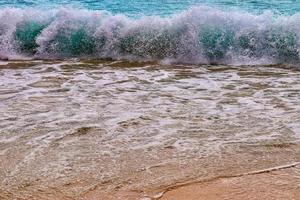 impresionantes olas del océano índico en las playas de la isla paradisíaca seychelles foto