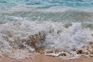 impresionantes olas del océano índico en las playas de la isla paradisíaca seychelles foto