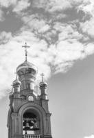 Cruz de la iglesia cristiana en alta torre campanario para la oración foto