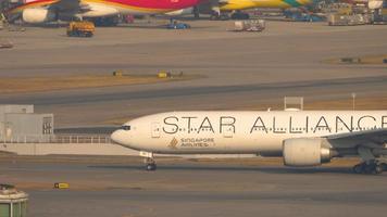 Hong Kong 7 de noviembre de 2019 - Boeing 777 singapore airlines 9v Swi Star Alliance librea rodando antes de la salida en rwy 07r. aeropuerto internacional chek lap kok, hong kong. video