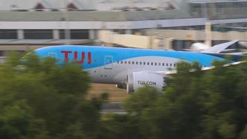 phuket, Tailandia 30 novembre 2019 - tui airways boeing 787 dreamliner g tuii si avvicina prima di atterrare all'aeroporto di phuket video