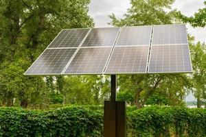 paneles solares en parque público, concepto de energía ecológica, verde y renovable foto