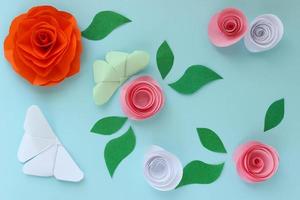 fondo de papel de origami con mariposas, flores y hojas. composición de origami. arte de papel foto