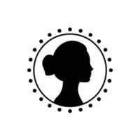 silueta de mujer de belleza con diseño de logotipo de bollo de pelo para salón spa moda de belleza vector