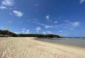 playa tropical en clima soleado con cielo azul y arena blanca panorama de una hermosa playa de arena blanca y agua turquesa foto