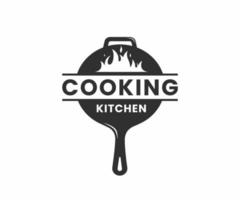 antiguo logotipo de sartén de hierro fundido. plantilla de logotipo de cocina de restaurante clásico vector