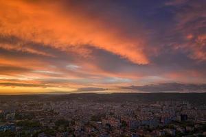 asombrosas nubes de colores sobre la ciudad. varna, bulgaria foto