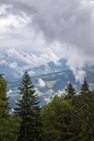 paisaje de belleza con vapor sobre la montaña. vista vertical foto