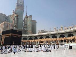 la meca, arabia saudita, septiembre de 2022 - peregrinos de todo el mundo están realizando tawaf en masjid al haram en la meca. foto