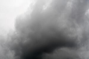 nubes de tormenta ominosas foto