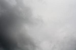 nubes de tormenta ominosas foto