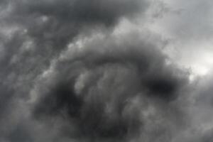 nubes de tormenta ominosas foto