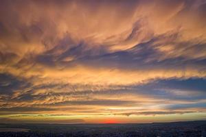 asombrosas nubes de colores sobre la ciudad. varna, bulgaria foto