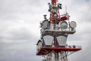una parte de la torre de comunicación con dispositivos de control y antenas, transmisores y repetidores para comunicaciones móviles e Internet