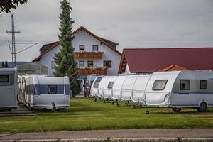 estacionamiento de almacenamiento de campistas con muchos vehículos recreativos en fila. foto