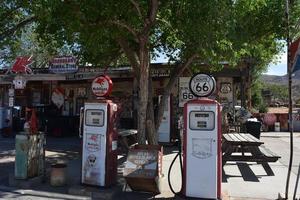 surtidores de gasolina y recuerdos históricos fuera del almacén general hackberry foto