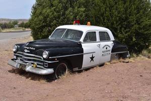 Coche de policía de resorte de radiador antiguo averiado foto