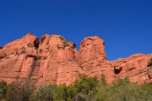 hermosa gran formación de roca roja en sedona foto