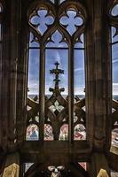 detalle de la arquitectura, la ventana de la torre de la iglesia en ulm, alemania foto