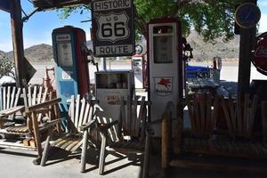 Viejas bombas de gas en ruinas en el almacén general de hackberry foto