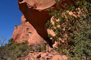 acantilado de roca roja con rocas que caen en sedona foto